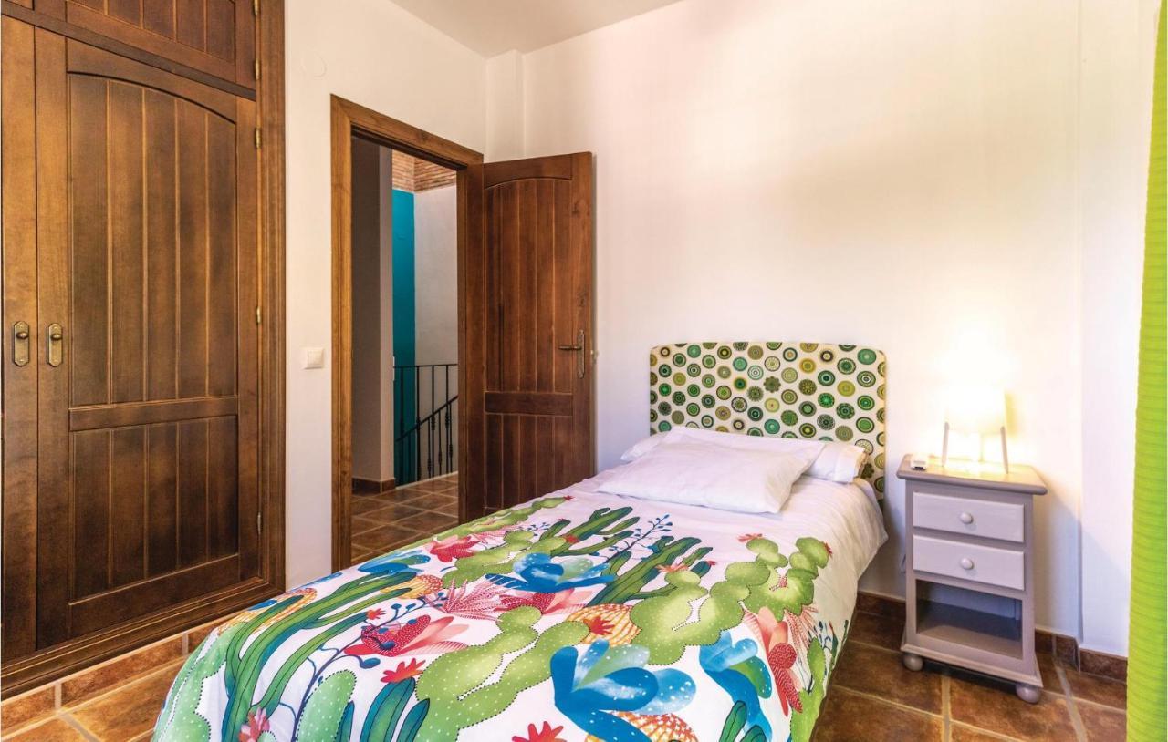 In With 5 Bedrooms, Wifi And Outdoor Swimming Pool Holiday home *