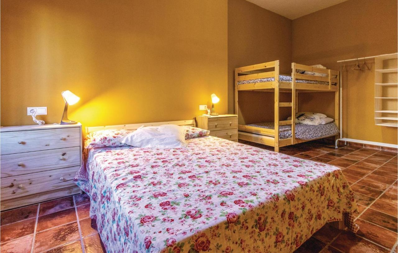 In With 5 Bedrooms, Wifi And Outdoor Swimming Pool Vakantiehuis