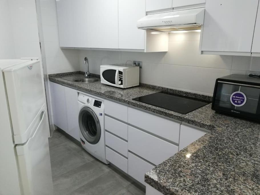 1ª Linea Playa, Edificio Diana Ii, Wifi, Puerto Marina. Apartment