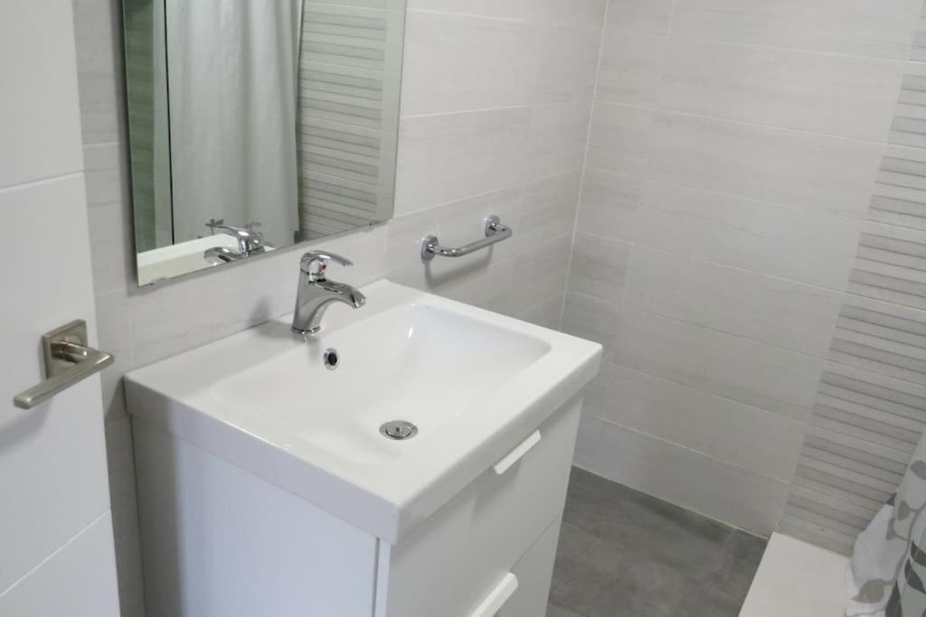 1ª Linea Playa, Edificio Diana Ii, Wifi, Puerto Marina. Apartment