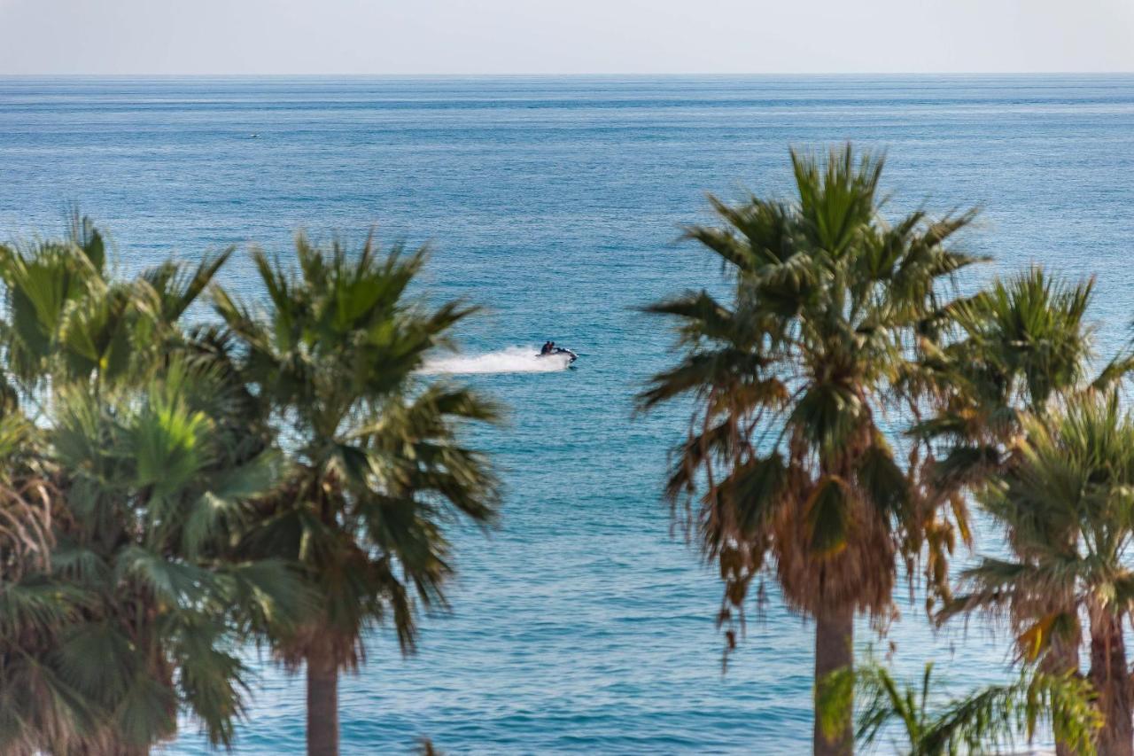 Sun Coast -- Superb With 4 Pools, Gardens & Breakfast *