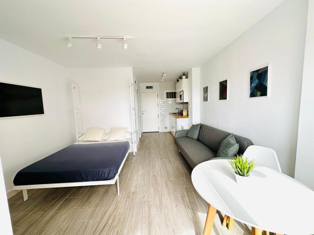 Modern White Apartment *