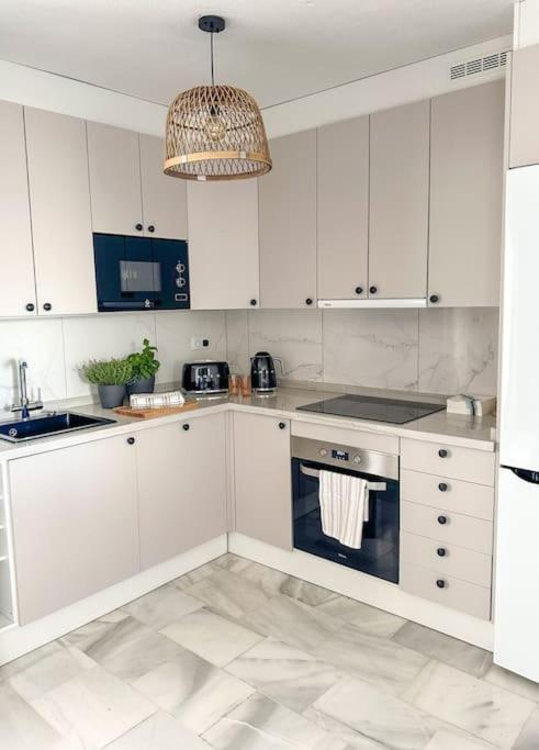 Elegant 2-bedroom With Beautiful Views Apartment