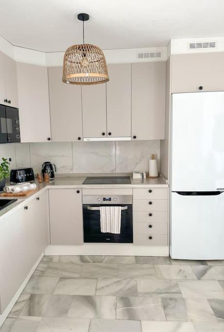 Elegant 2-bedroom With Beautiful Views Apartment