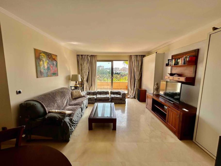 Family Friendly 2 Bedroom And 2 Bathroom Near The Beach Apartment *