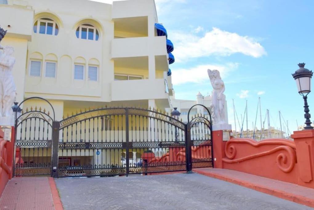 Penthouse In Puerto Marina Appartement