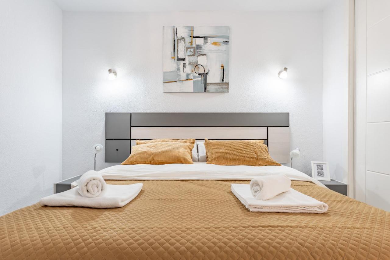 Apartment Coastal Charm Renovated 2bed Apt, Pool, Sea Views *