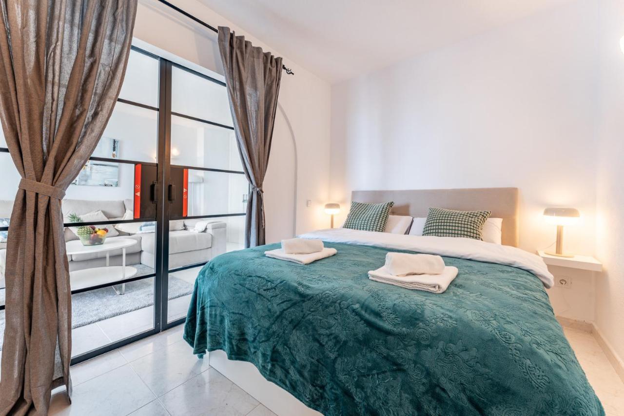 Coastal Charm Renovated 2bed Apt, Pool, Sea Views Apartment