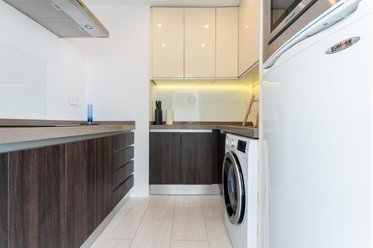 Coastal Charm Renovated 2bed Apt, Pool, Sea Views *