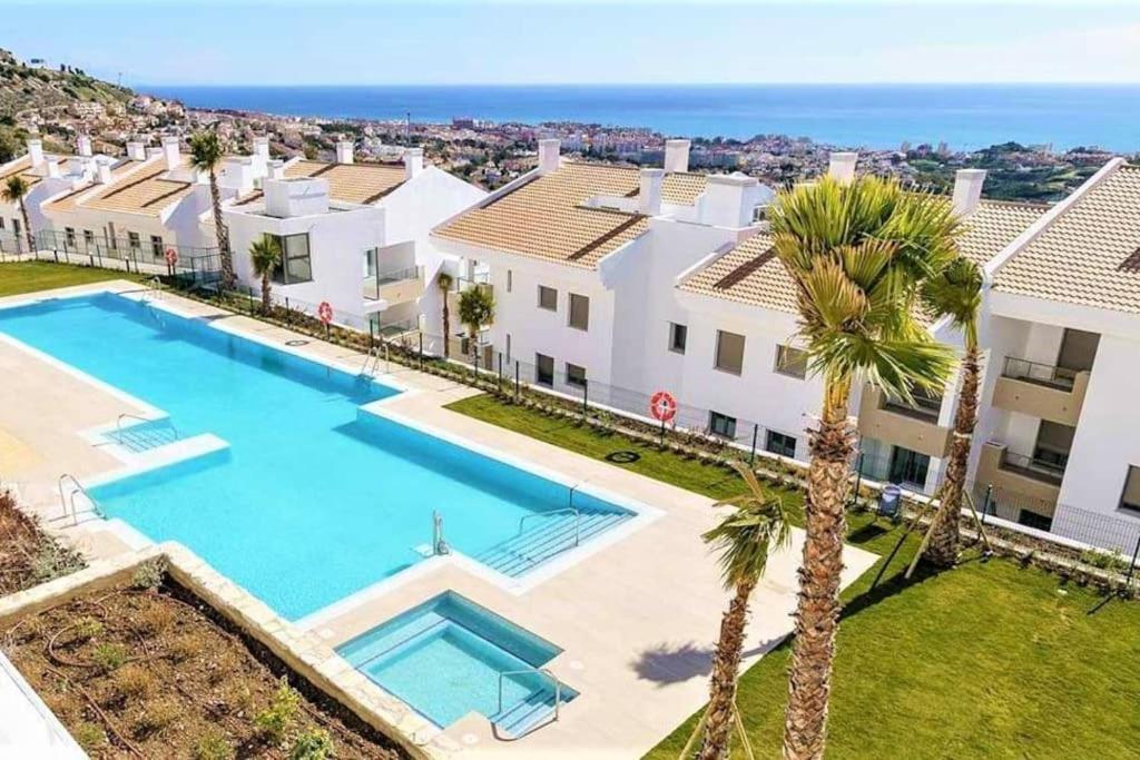 Luxury Serenity Benalmadena, 4 Bedrooms Apartment *