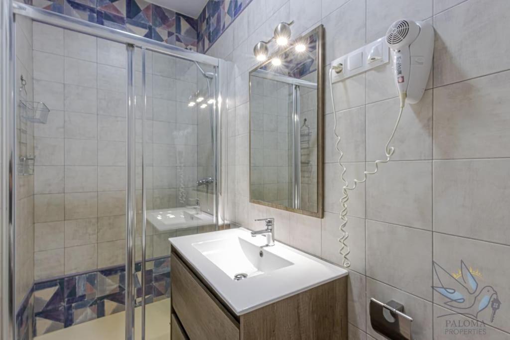 Benalroma Spacious 50 Mt From The Apartment
