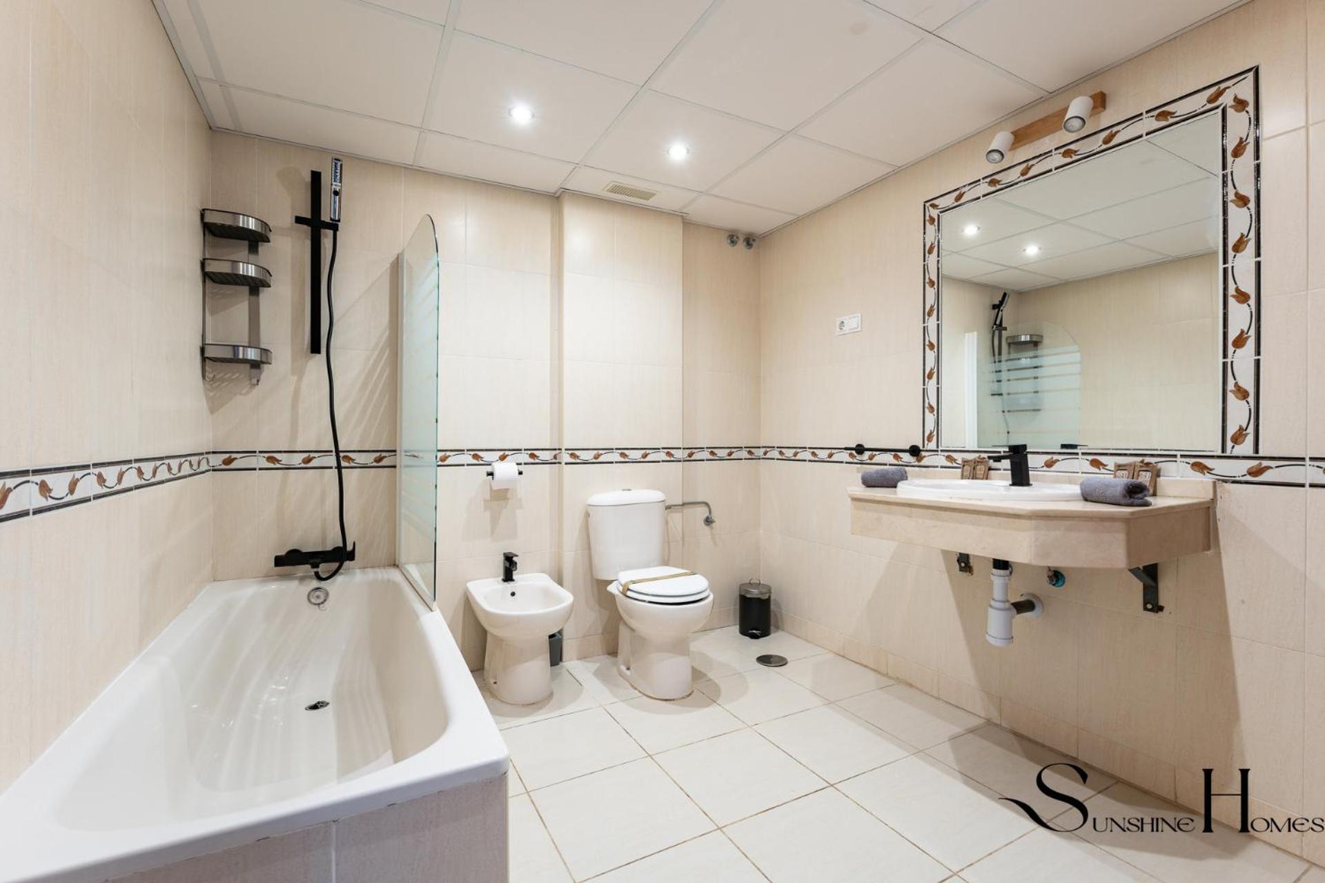 Townhouse With Jacuzzi,sea Views, Swimming Pool,garage