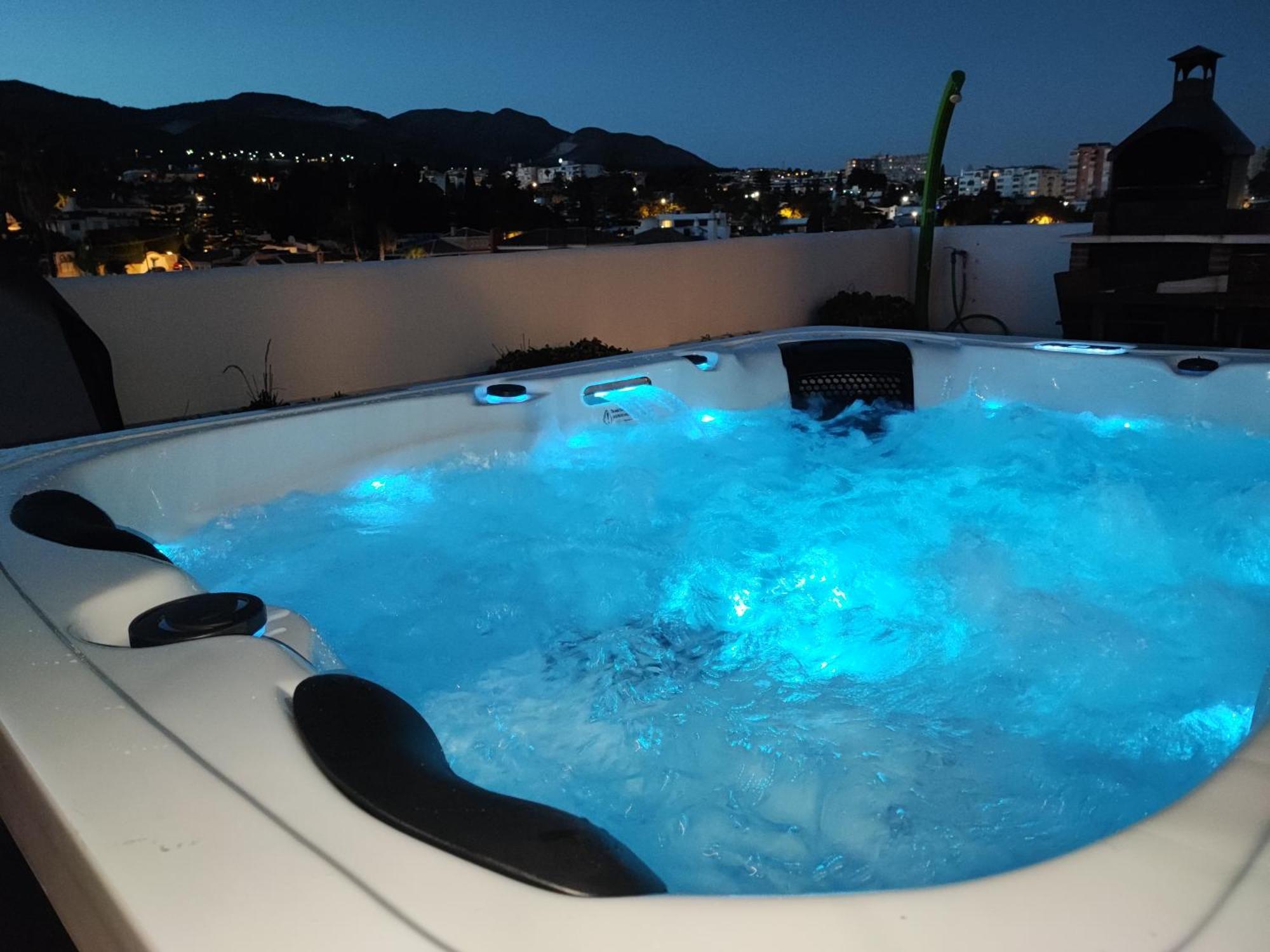 Apartment Isla De 1, Jacuzzi, 80m From The Sea, Ac, Bbq, Private Parking, Big Terrace Benalmadena