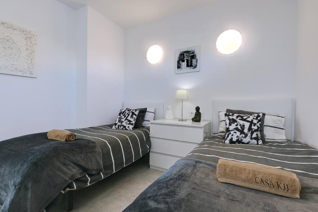 Apartment 019 Stylish 3 Bed Ibensa Square Apt, Near & Bars Benalmadena