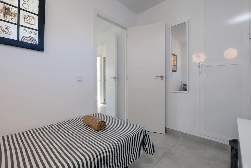 019 Stylish 3 Bed Ibensa Square Apt, Near & Bars Benalmadena