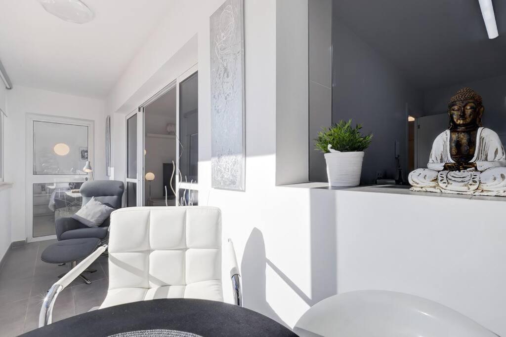 019 Stylish 3 Bed Ibensa Square Apt, Near & Bars