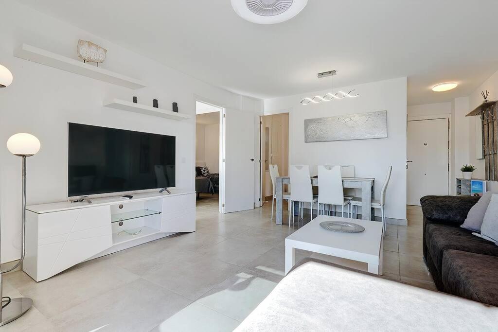 019 Stylish 3 Bed Ibensa Square Apt, Near & Bars *