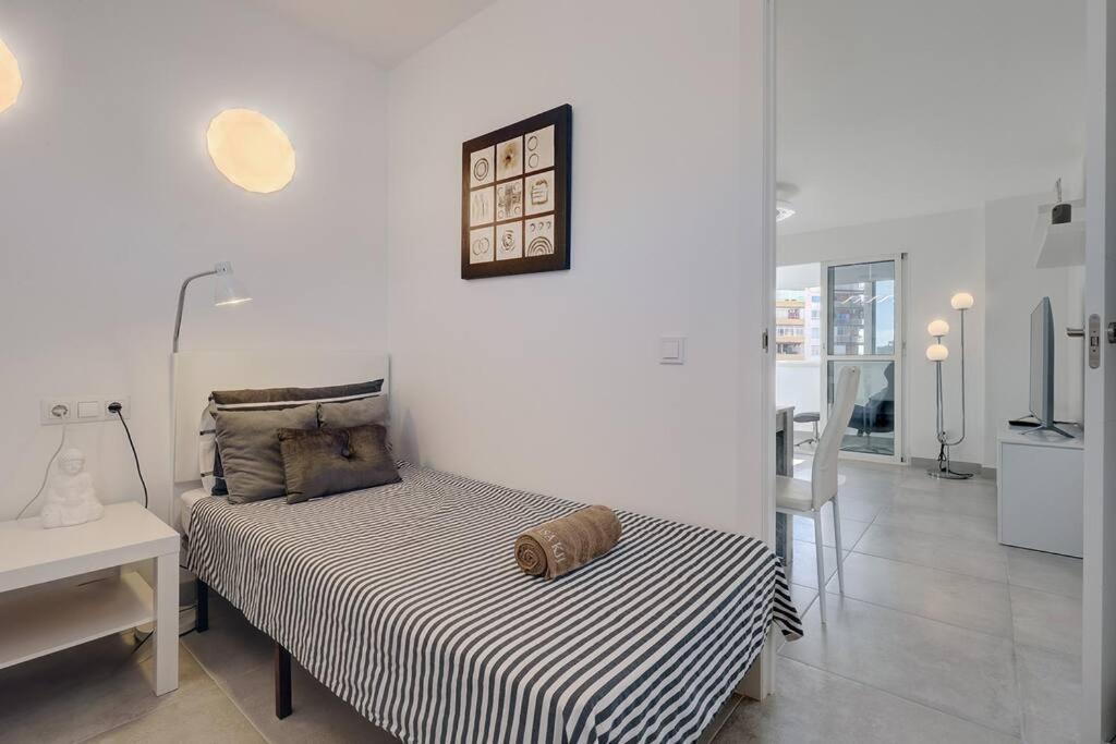 019 Stylish 3 Bed Ibensa Square Apt, Near & Bars Apartment *