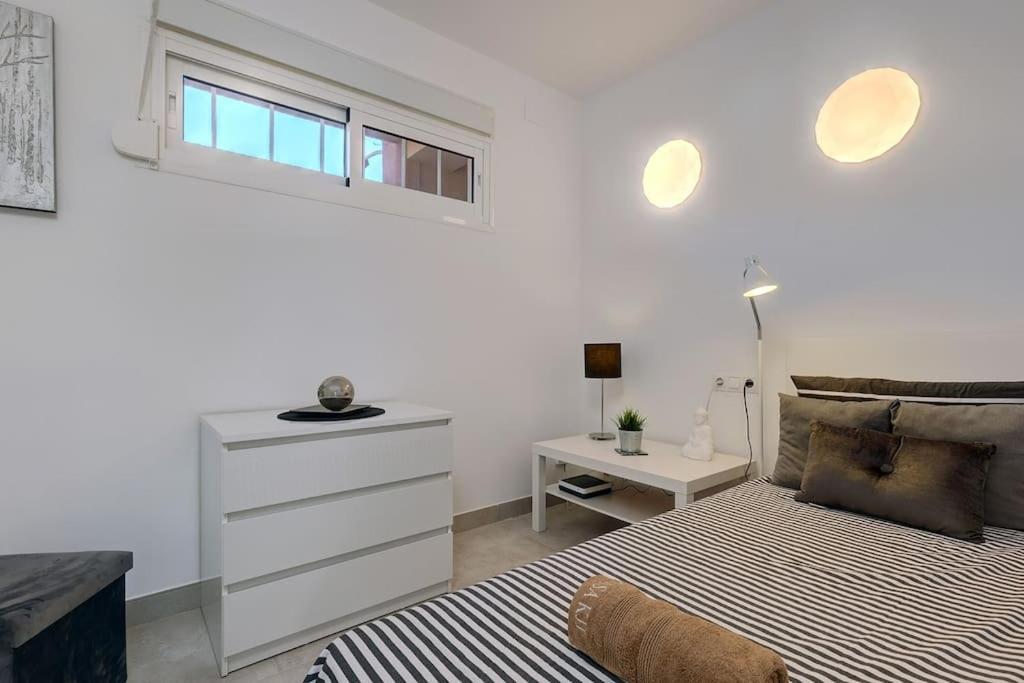 Apartment 019 Stylish 3 Bed Ibensa Square Apt, Near & Bars