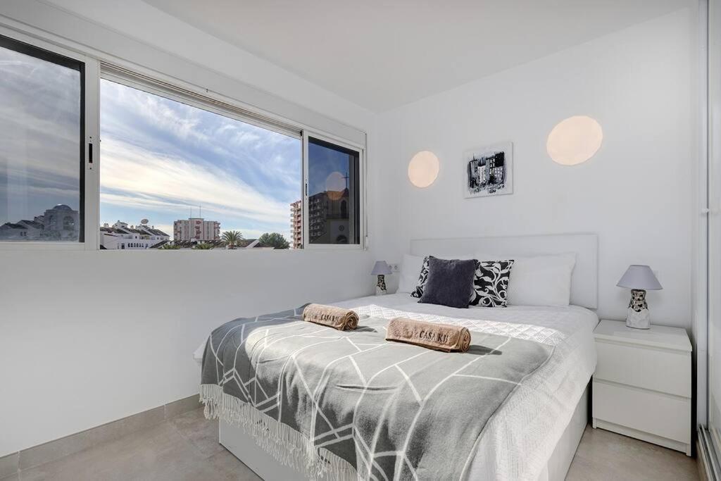 Apartment 019 Stylish 3 Bed Ibensa Square Apt, Near & Bars Benalmadena