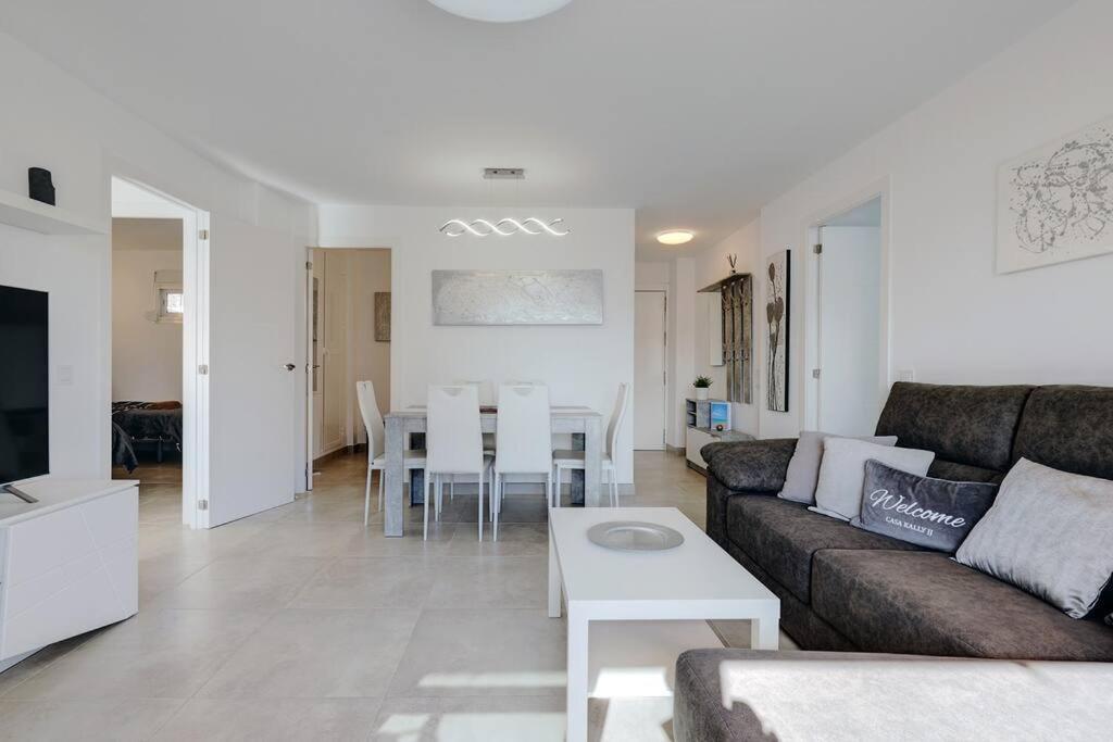 019 Stylish 3 Bed Ibensa Square Apt, Near & Bars Apartment