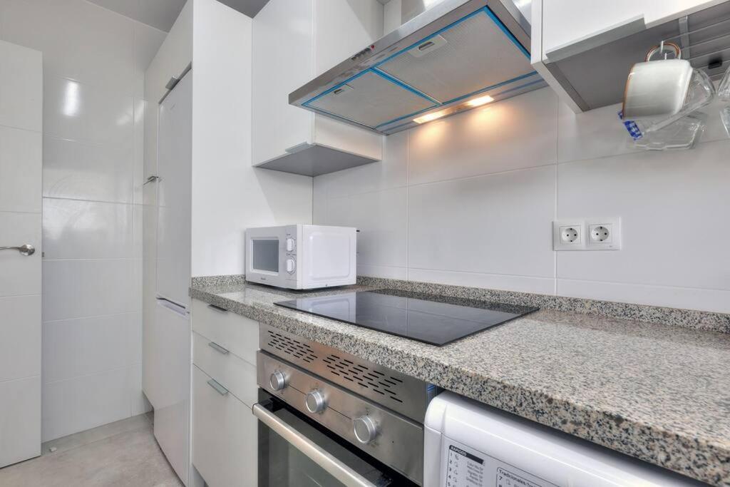Apartment 019 Stylish 3 Bed Ibensa Square Apt, Near & Bars *