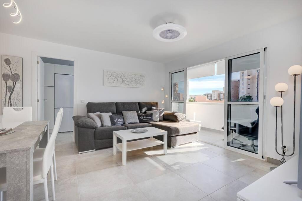 019 Stylish 3 Bed Ibensa Square Apt, Near & Bars Apartment Benalmadena