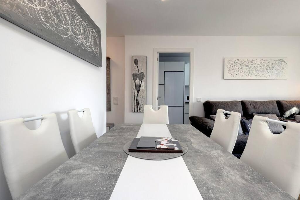019 Stylish 3 Bed Ibensa Square Apt, Near & Bars Apartment Benalmadena