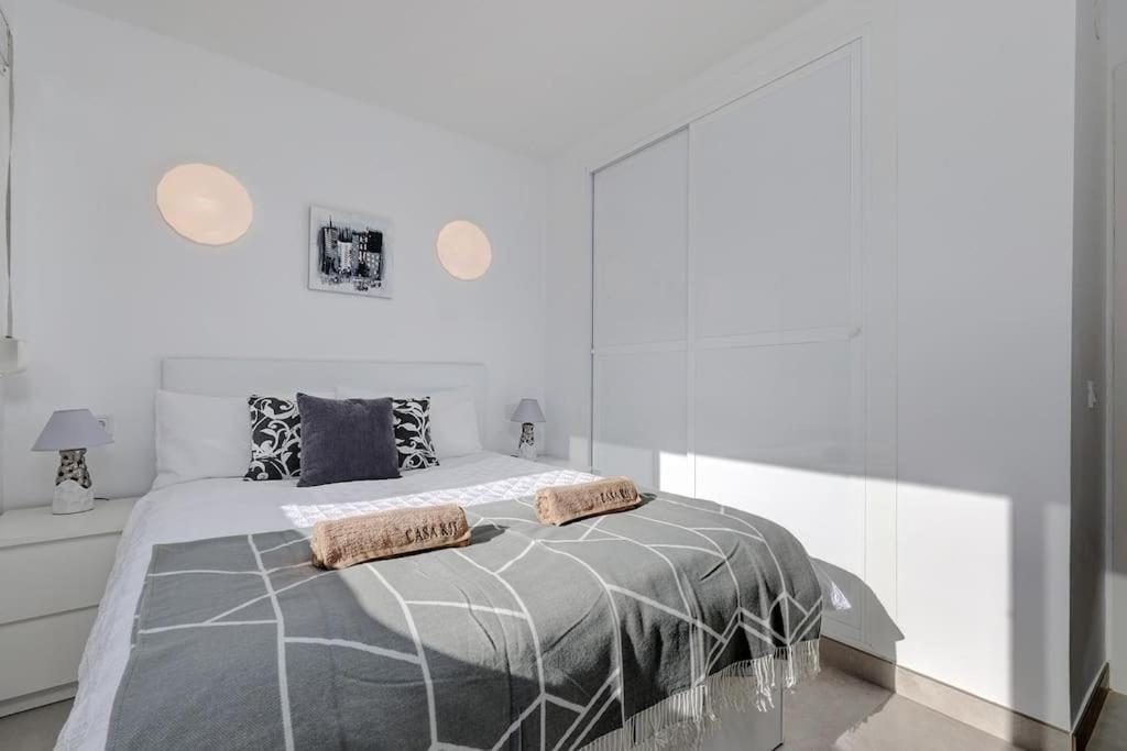 019 Stylish 3 Bed Ibensa Square Apt, Near & Bars