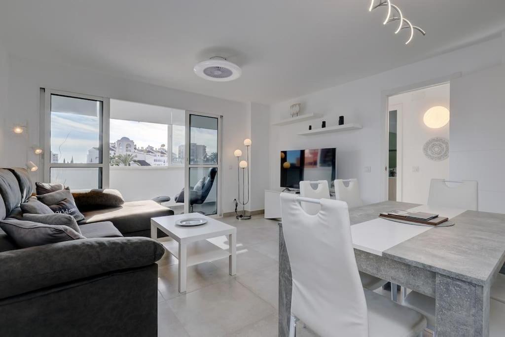 019 Stylish 3 Bed Ibensa Square Apt, Near & Bars Apartment Benalmadena