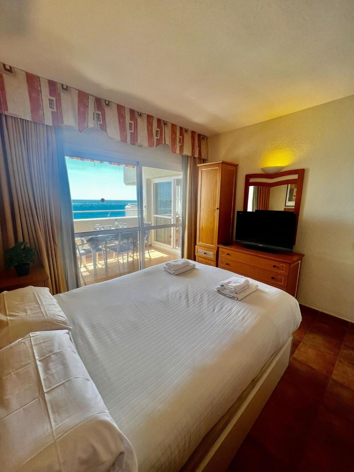 Benalbeach Front Apartment