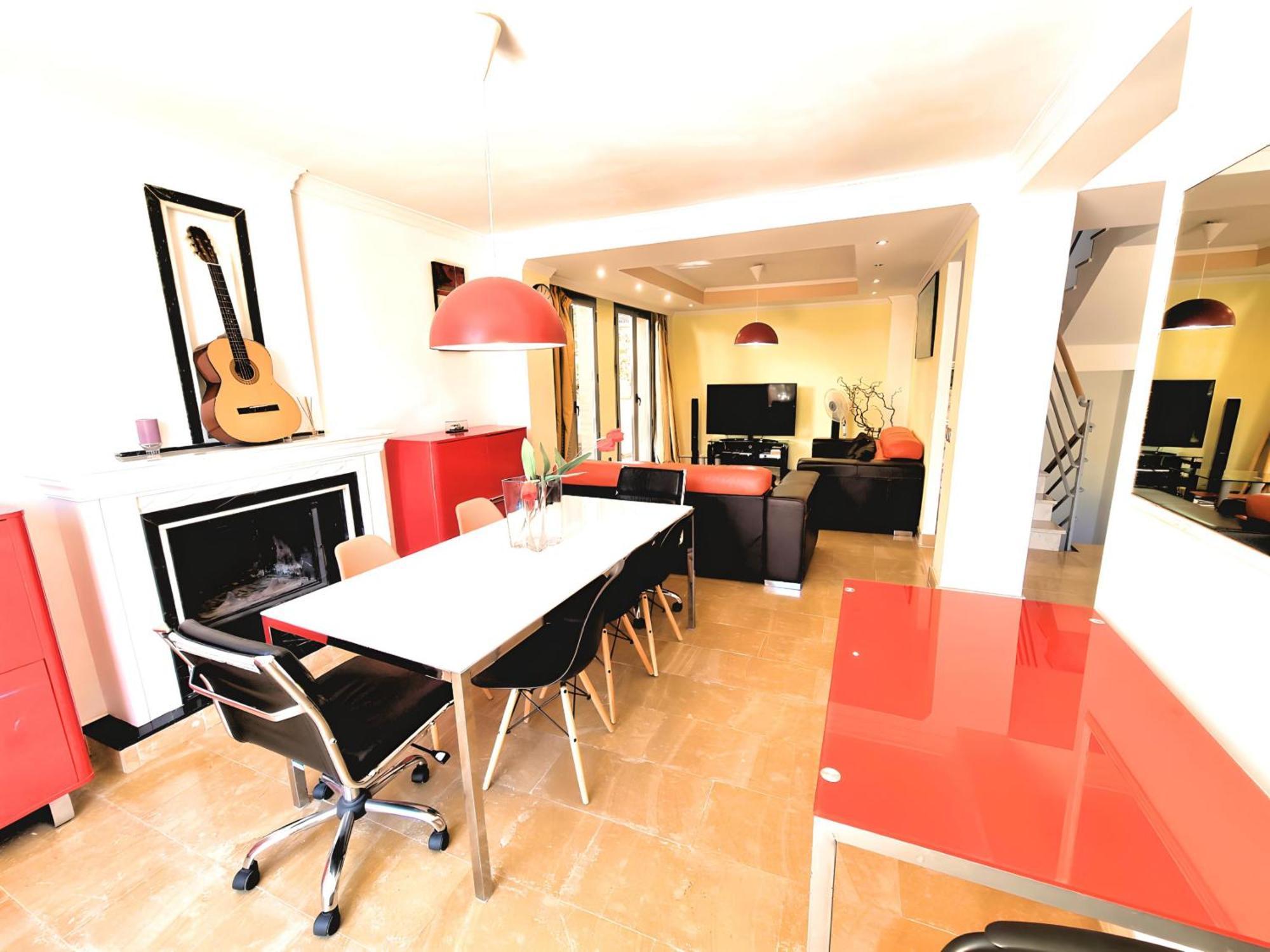 Stunning With Outdoor Swimmingpool, 4 Bedrooms And Wifi *