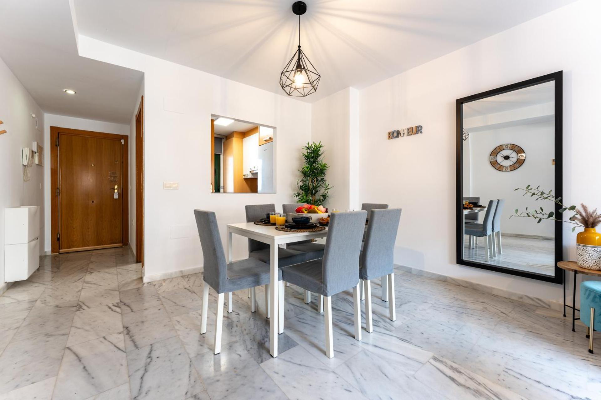 Apartment Coastal Comfort 2 Bed, Parking Pool And Terrace Benalmadena