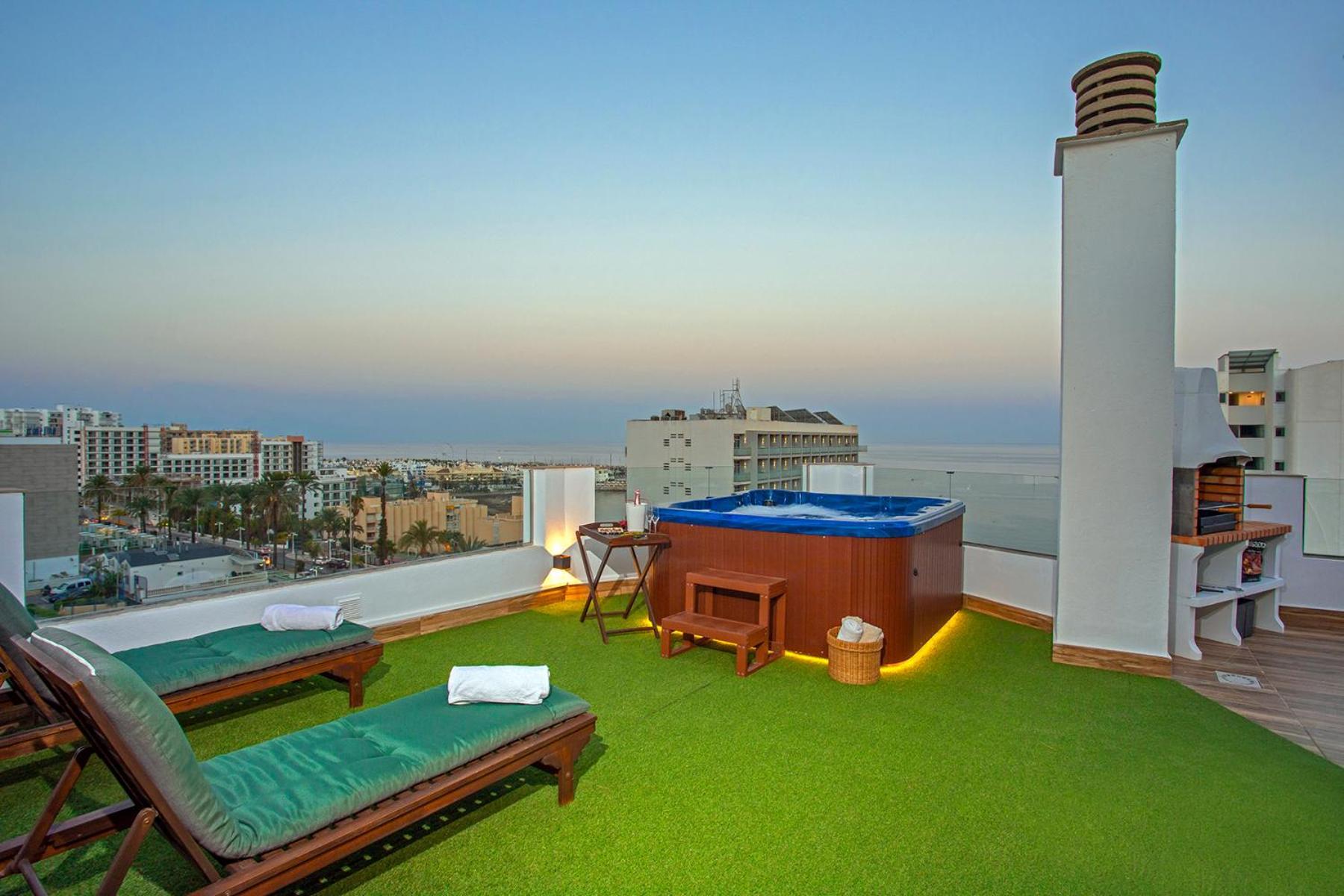 Luxury Penthouse Sea Views- Jacuzzi - Sauna Apartamento