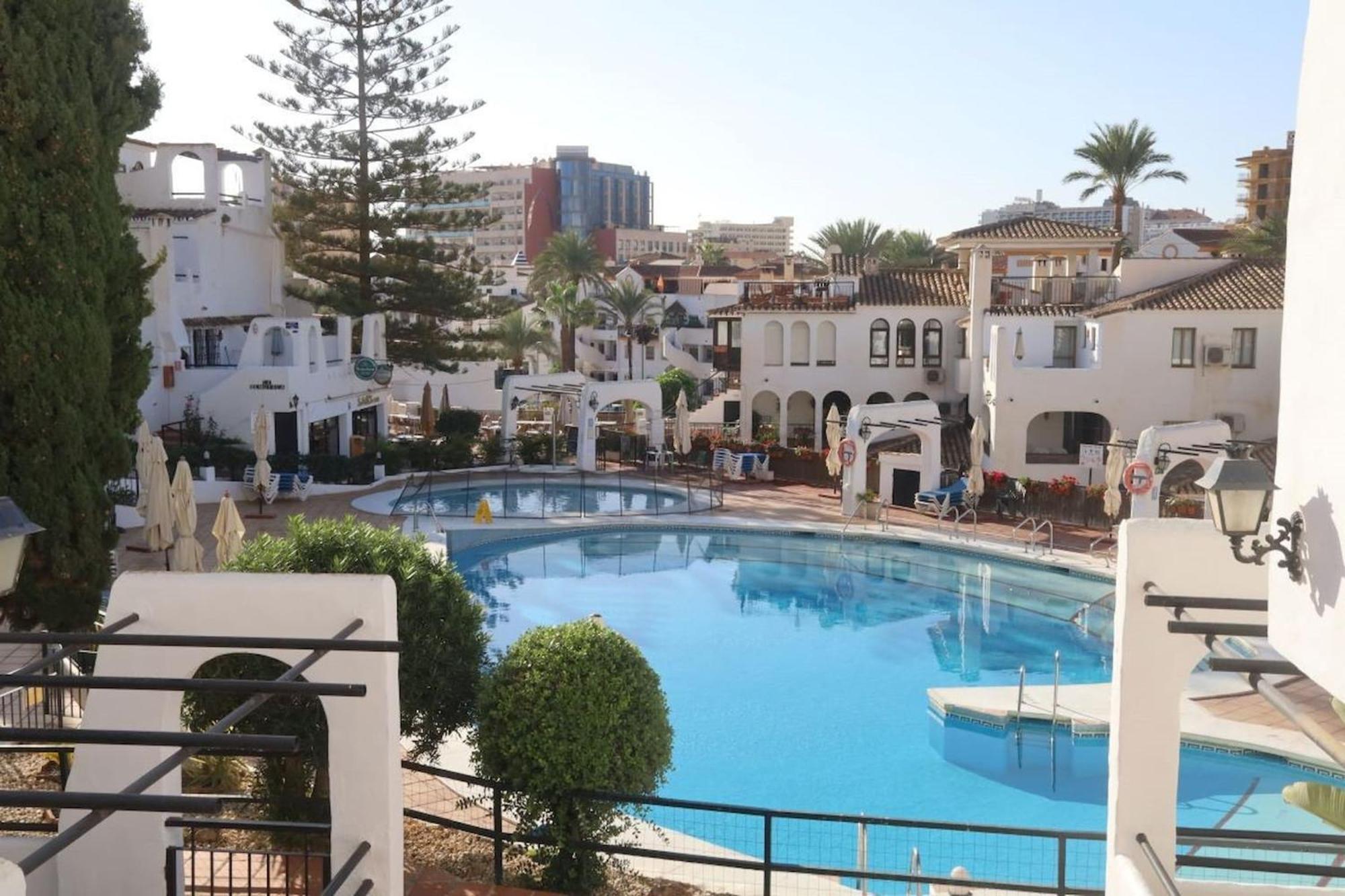 En Pueblo Evita Con Piscina Y Terraza