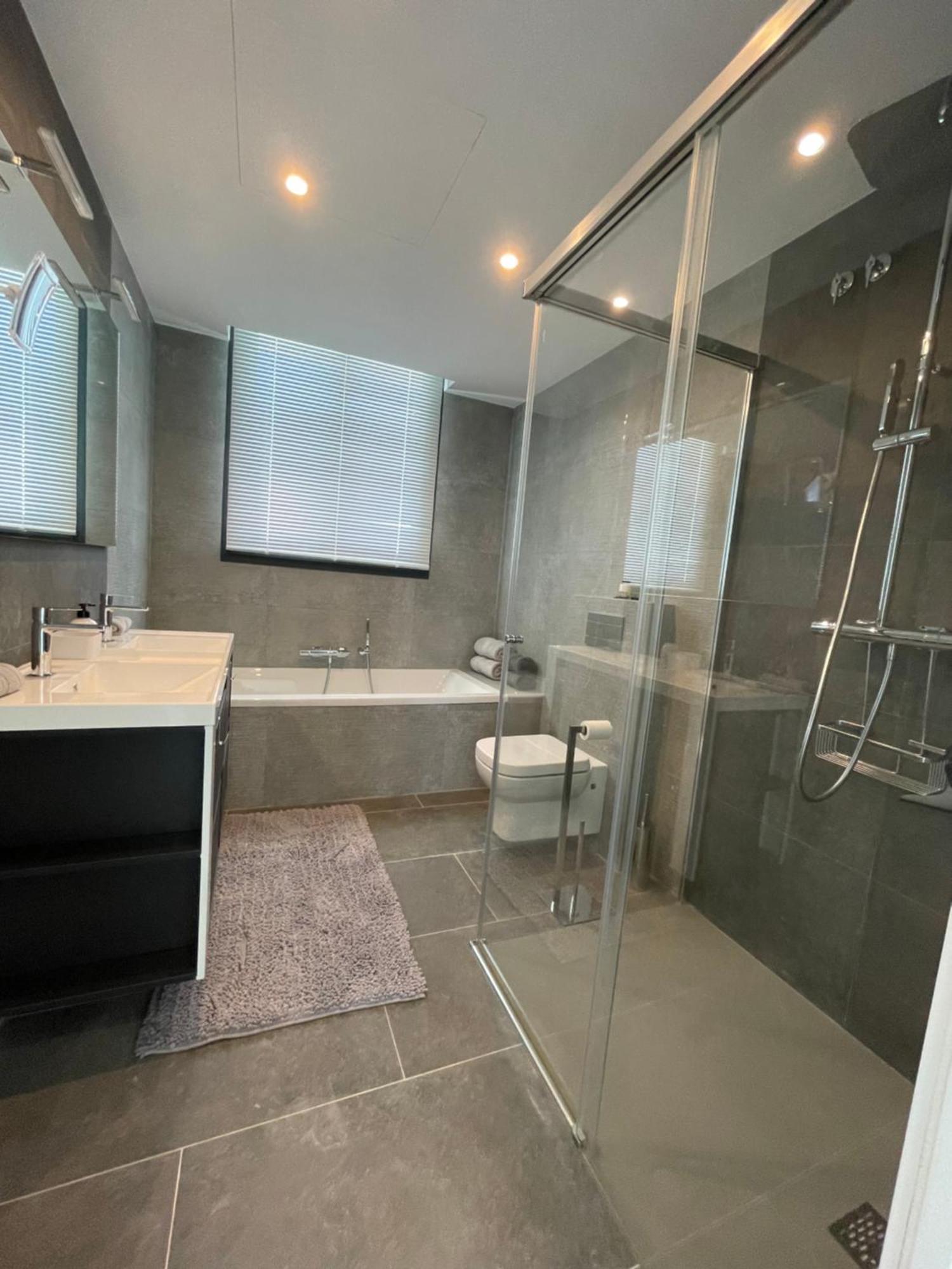 Stunning In With Amazing Views, Pool And Large Gym *