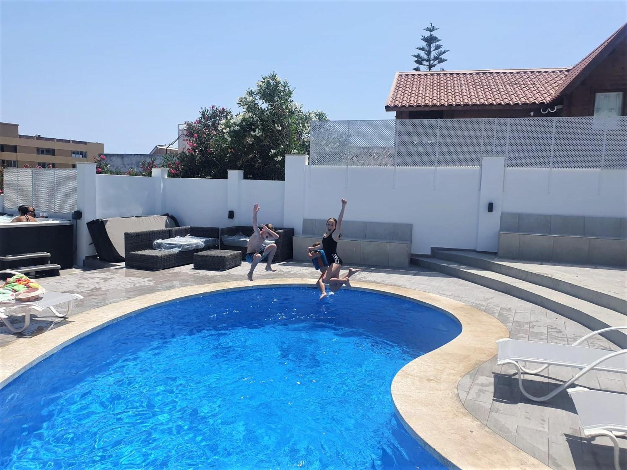 Luxury 7 Bedroom Heated Pool Hot Tub 5 Mins From The Sleeps 16 Villa