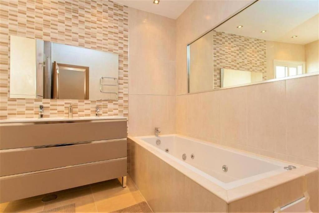 Villa Summer Offers! Fabulous Luxury Near The Sleeps 8