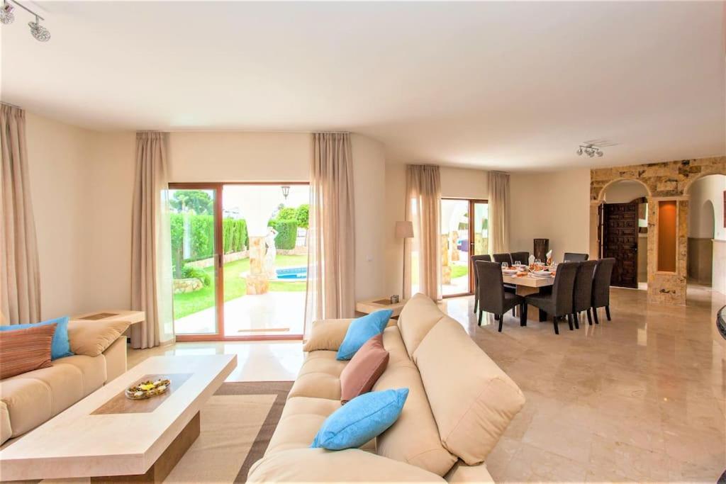 Summer Offers! Fabulous Luxury Near The Sleeps 8 Villa *