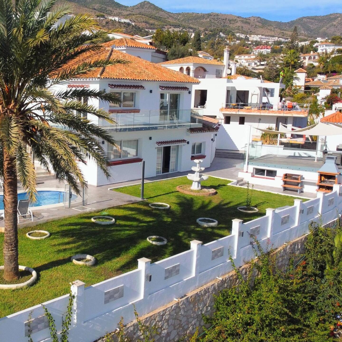 Luxury 7 Bedroom Heated Pool Hot Tub 5 Mins From The Sleeps 16 *