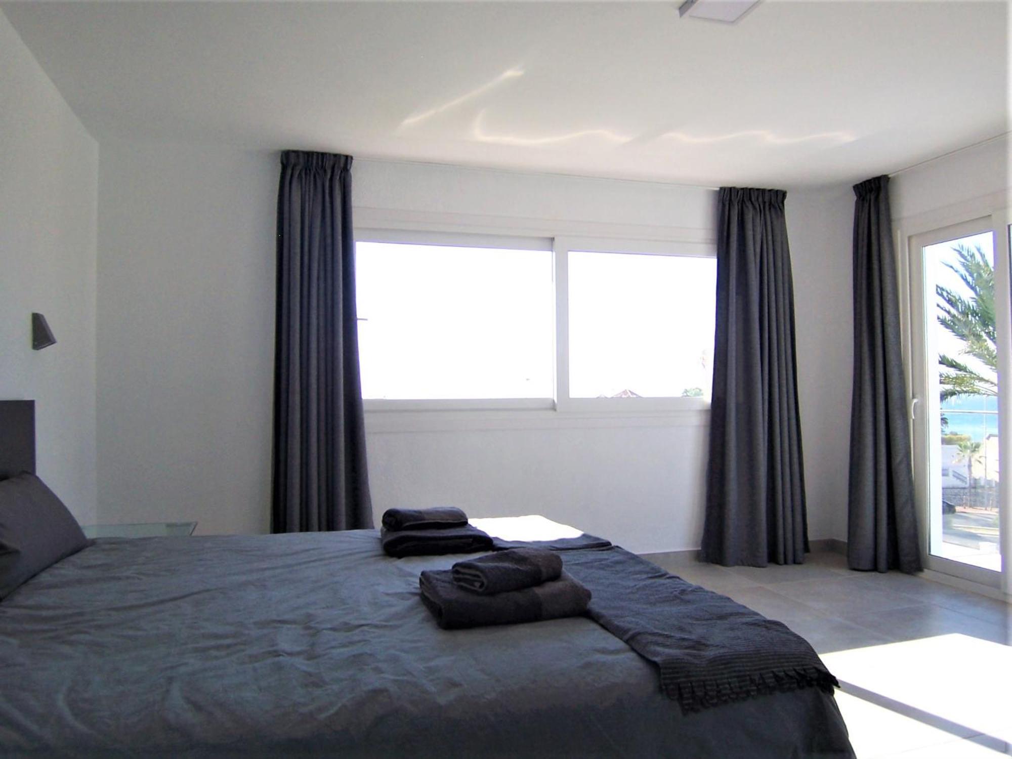 Luxury 7 Bedroom Heated Pool Hot Tub 5 Mins From The Sleeps 16 *