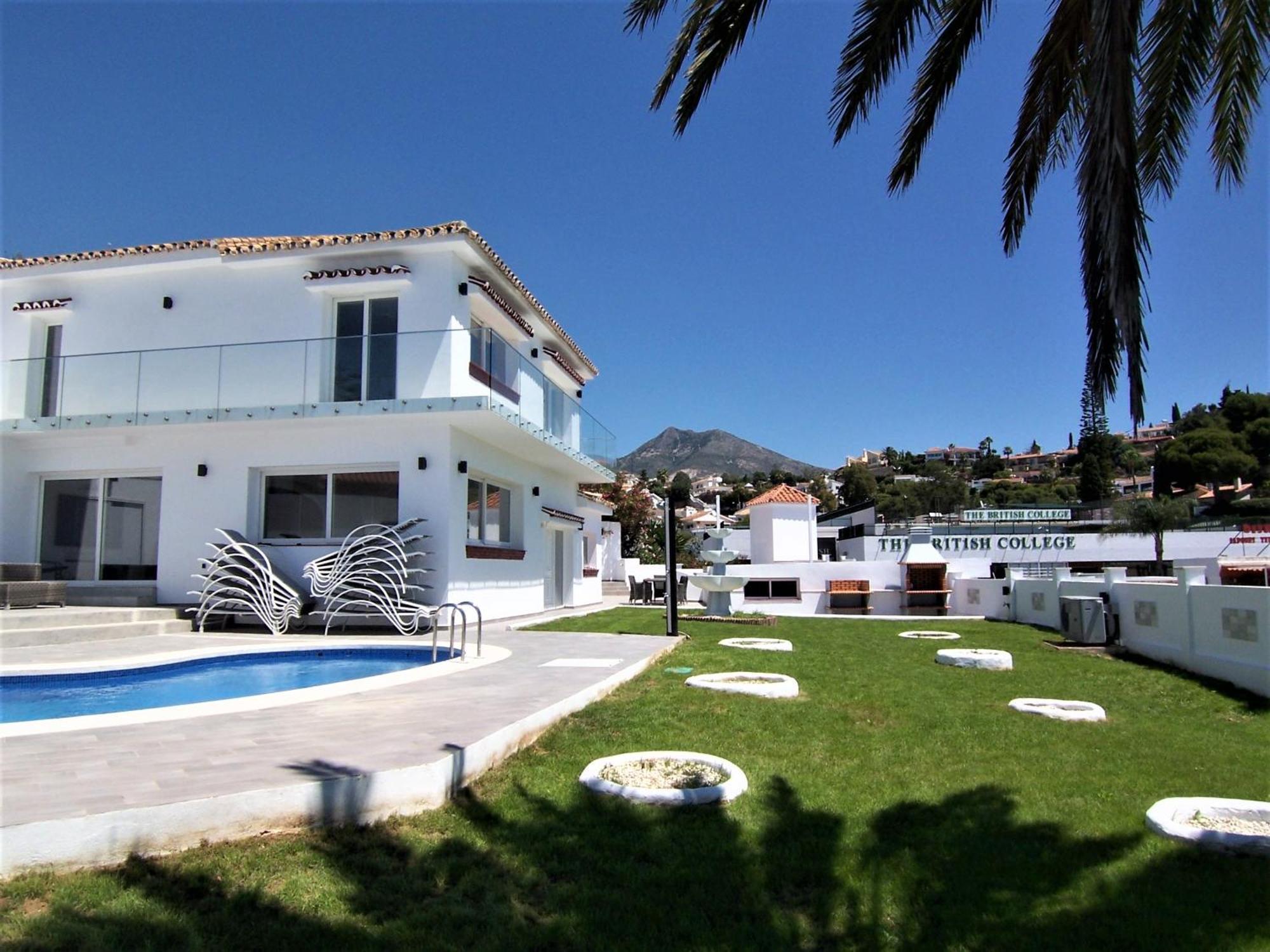 Luxury 7 Bedroom Heated Pool Hot Tub 5 Mins From The Sleeps 16 Villa *