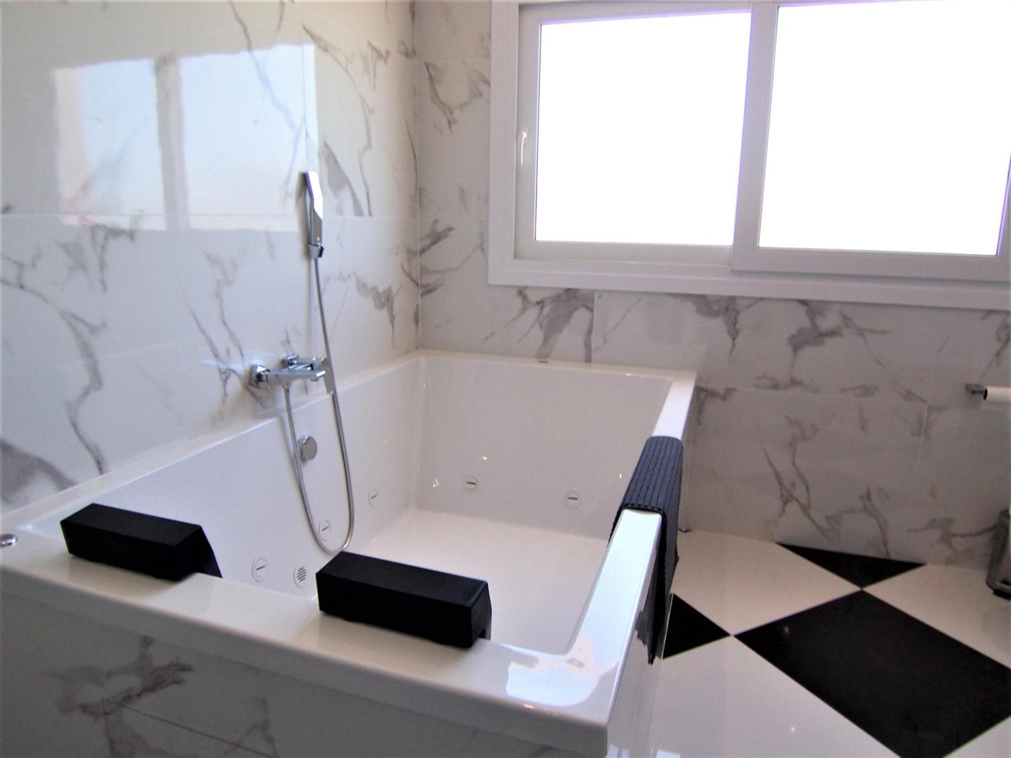 Luxury 7 Bedroom Heated Pool Hot Tub 5 Mins From The Sleeps 16