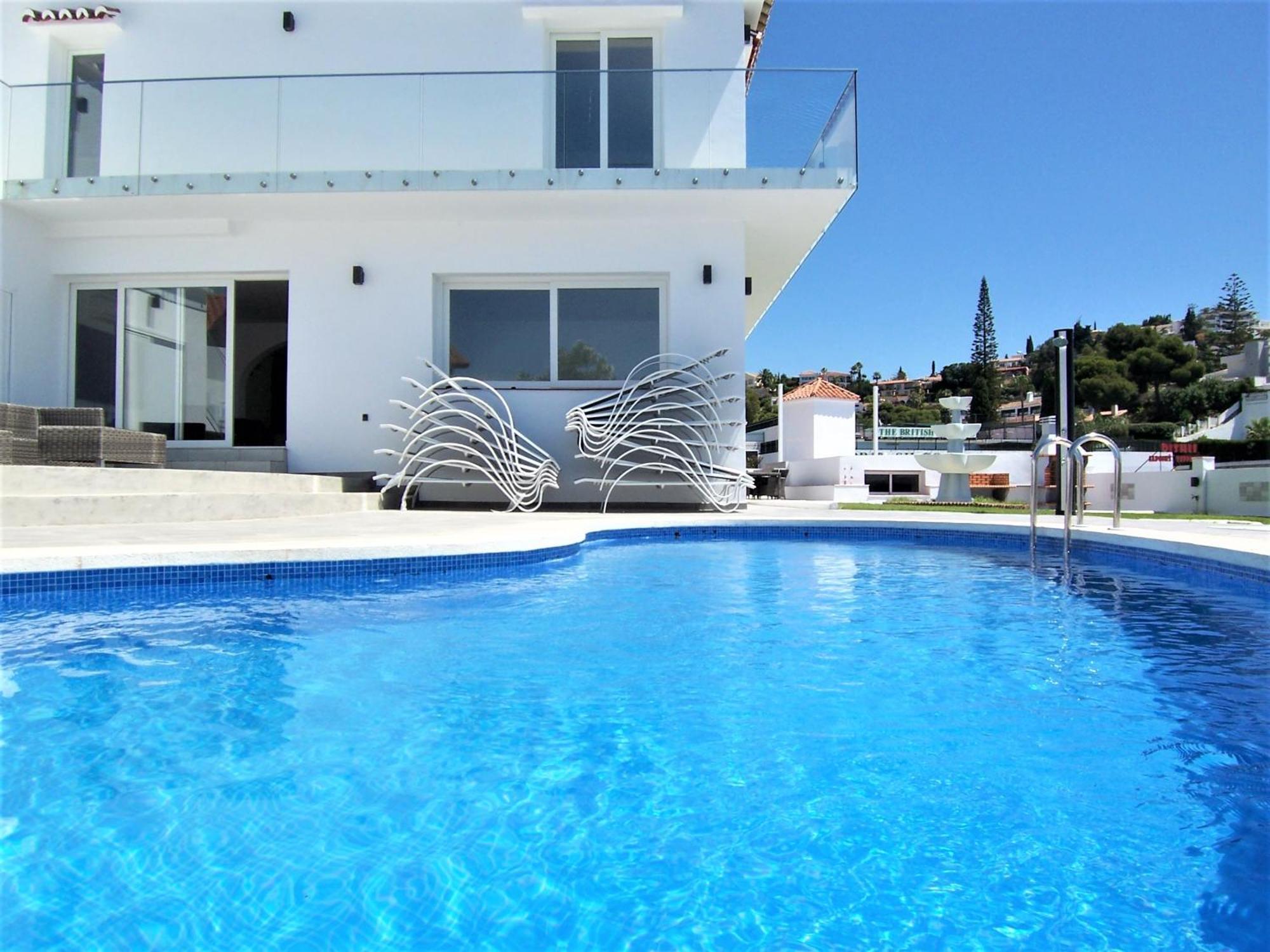 Luxury 7 Bedroom Heated Pool Hot Tub 5 Mins From The Sleeps 16 *