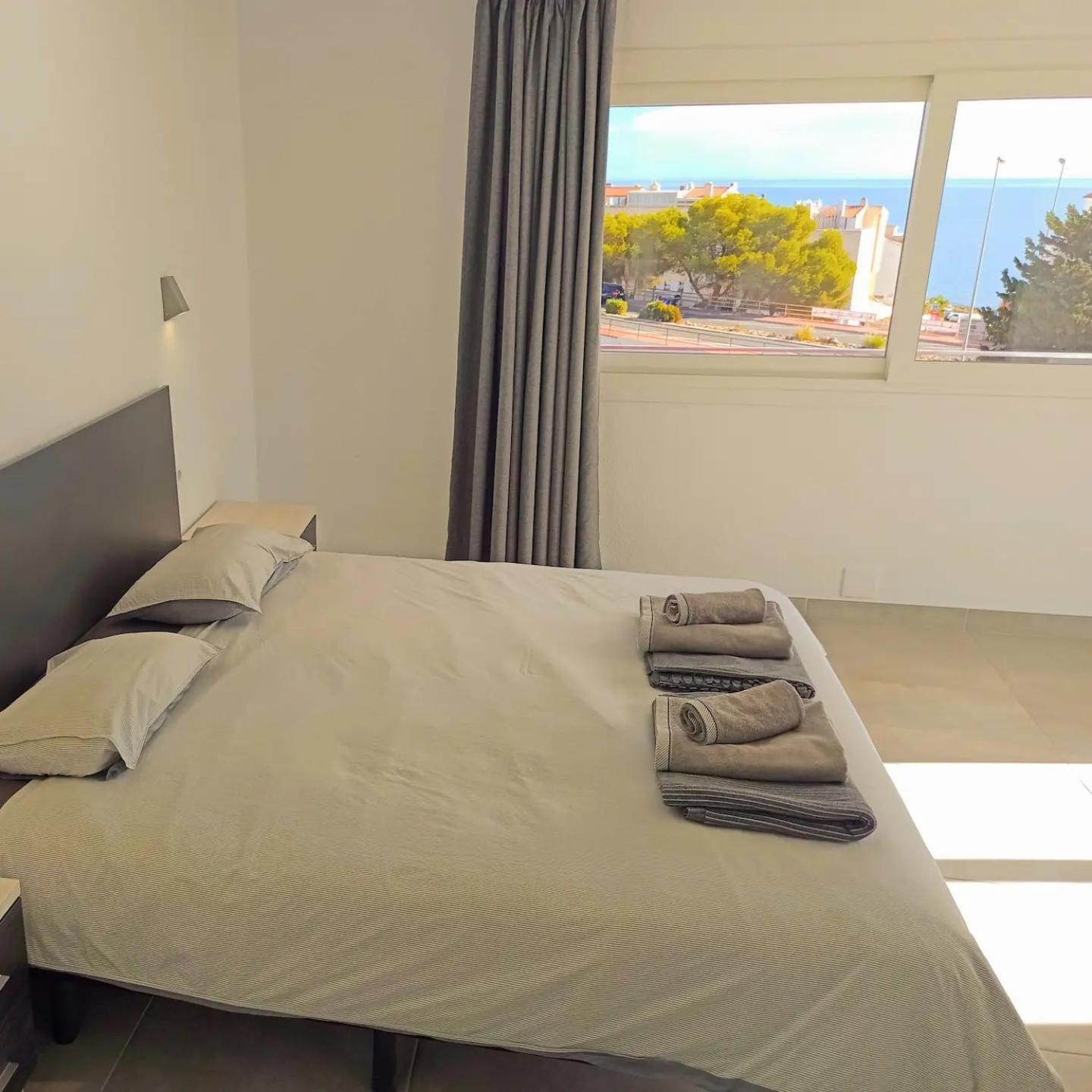 Luxury 7 Bedroom Heated Pool Hot Tub 5 Mins From The Sleeps 16 * Benalmadena