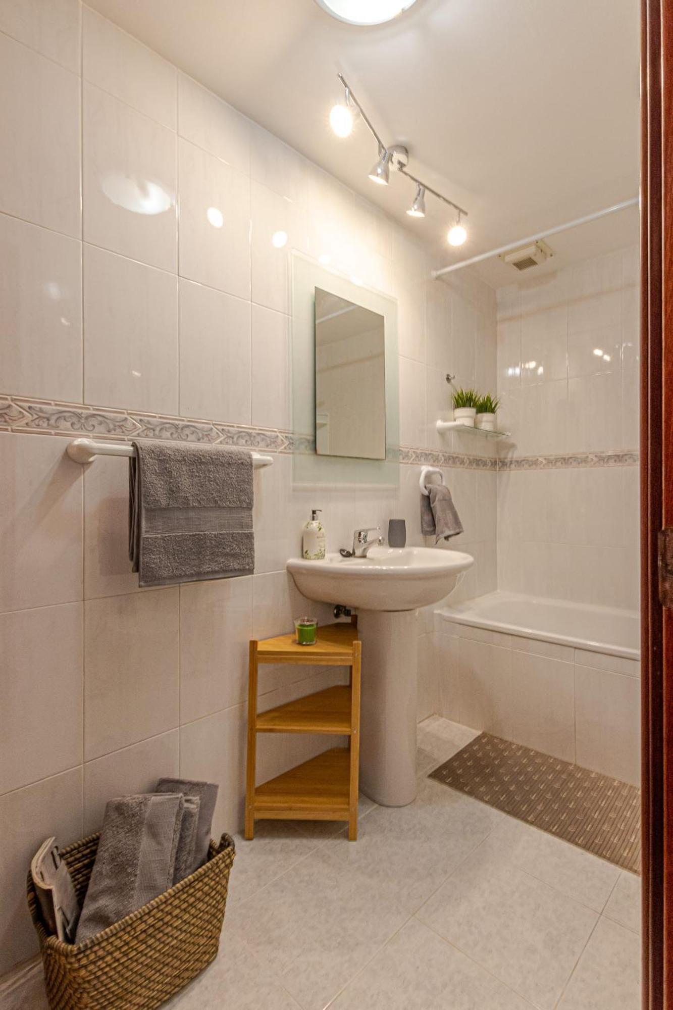 797holidayrentals- En Torremuelle Con Terraza Y Piscina Benalmádena
