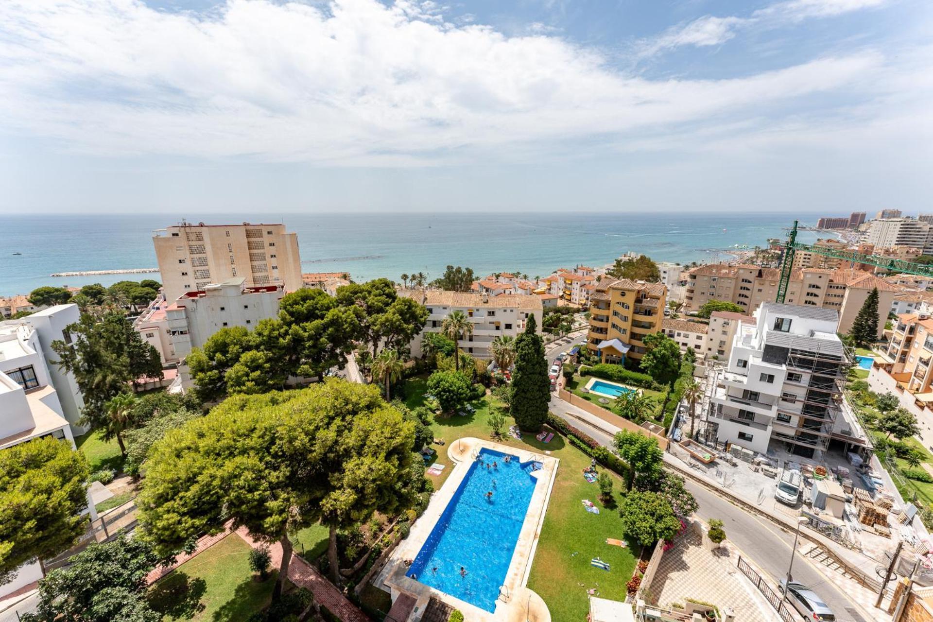 Coastal Charm Renovated 2bed Apt, Pool, Sea Views