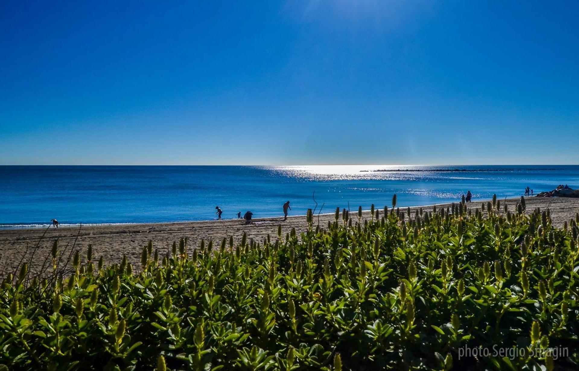 Apartment 714 Iris - Vista Al Mar - Cerca De Tren, Restaurantes, Tiendas - Playa A 10 Min Caminando *