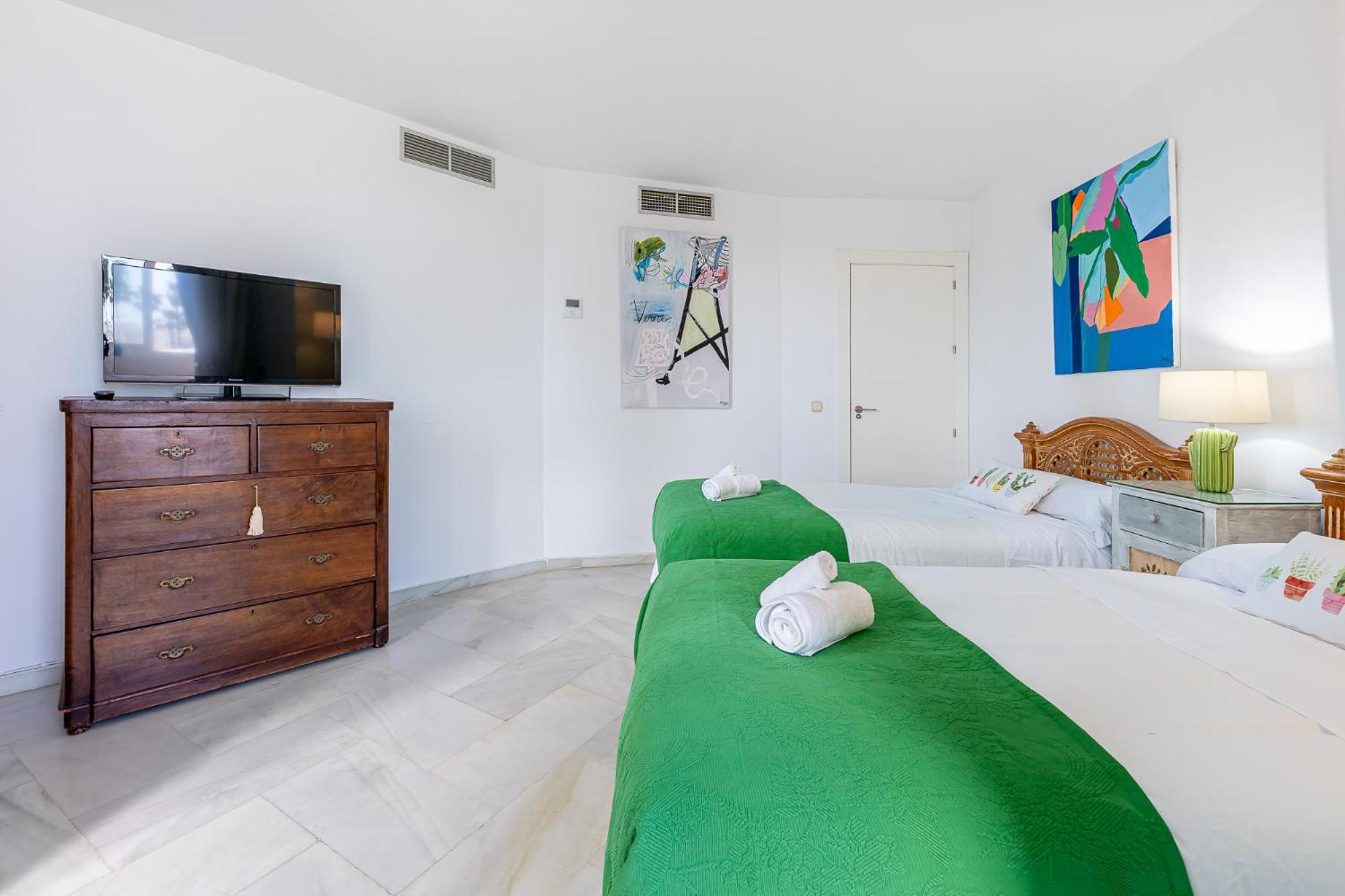 Located In Puerto Marina With Sea Views, First Line Of Beach. Apartamento Benalmádena