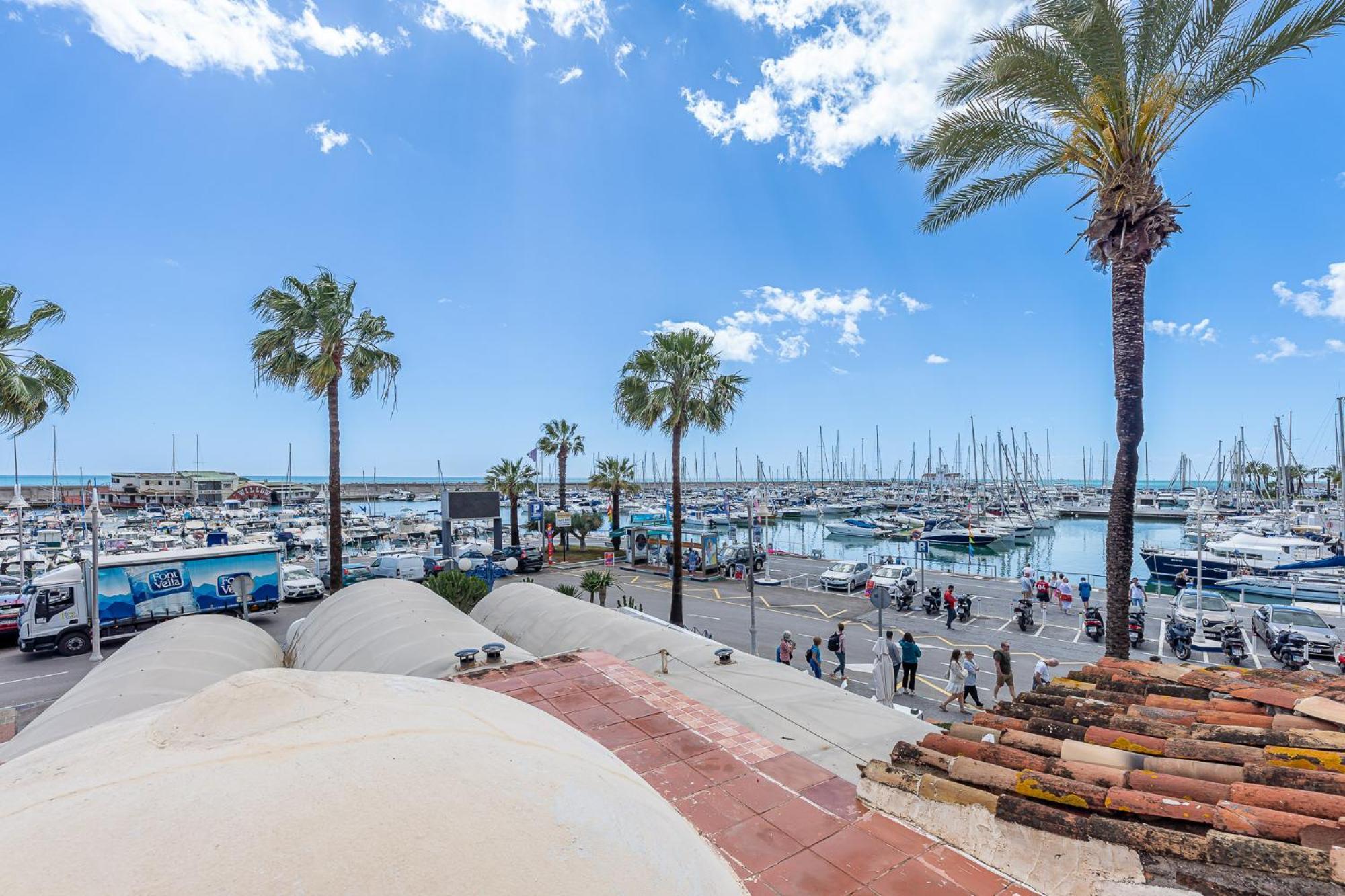 Located In Puerto Marina With Sea Views, First Line Of Beach. * Benalmádena